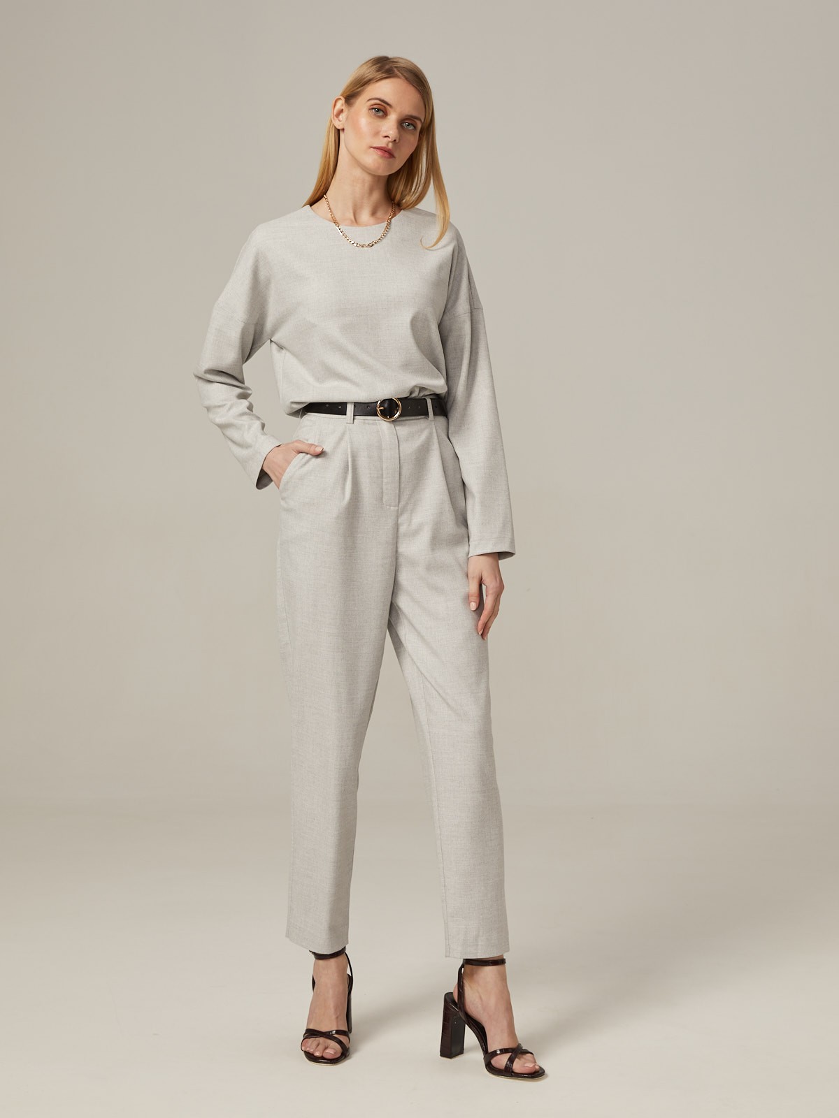 Свитшот свободного кроя со спущеным плечом. Модель дополнена потайной молнией на спинке. Идеальный вариант для расслабленных образов. Дополните свитшот свободными брюками и отправляйтесь на прогулку.

На модели размер XS