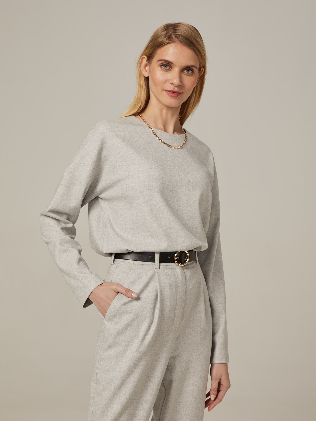 Свитшот свободного кроя со спущеным плечом. Модель дополнена потайной молнией на спинке. Идеальный вариант для расслабленных образов. Дополните свитшот свободными брюками и отправляйтесь на прогулку.

На модели размер XS