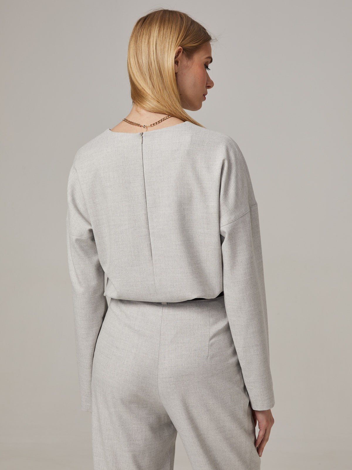 Свитшот свободного кроя со спущеным плечом. Модель дополнена потайной молнией на спинке. Идеальный вариант для расслабленных образов. Дополните свитшот свободными брюками и отправляйтесь на прогулку.

На модели размер XS