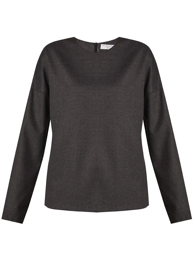 Свитшот свободного кроя со спущеным плечом. Модель дополнена потайной молнией на спинке. Идеальный вариант для расслабленных образов. Дополните свитшот свободными брюками и отправляйтесь на прогулку.

На модели размер XS