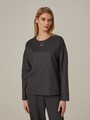 Свитшот свободного кроя со спущеным плечом. Модель дополнена потайной молнией на спинке. Идеальный вариант для расслабленных образов. Дополните свитшот свободными брюками и отправляйтесь на прогулку.

На модели размер XS