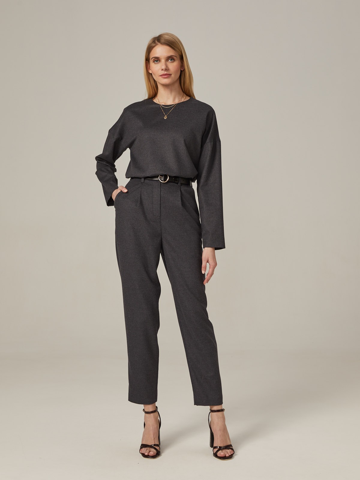 Свитшот свободного кроя со спущеным плечом. Модель дополнена потайной молнией на спинке. Идеальный вариант для расслабленных образов. Дополните свитшот свободными брюками и отправляйтесь на прогулку.

На модели размер XS