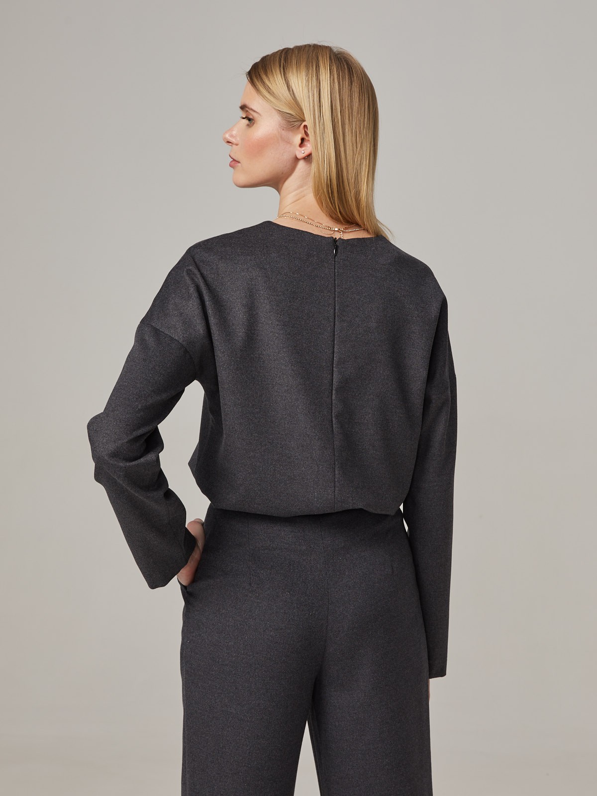 Свитшот свободного кроя со спущеным плечом. Модель дополнена потайной молнией на спинке. Идеальный вариант для расслабленных образов. Дополните свитшот свободными брюками и отправляйтесь на прогулку.

На модели размер XS