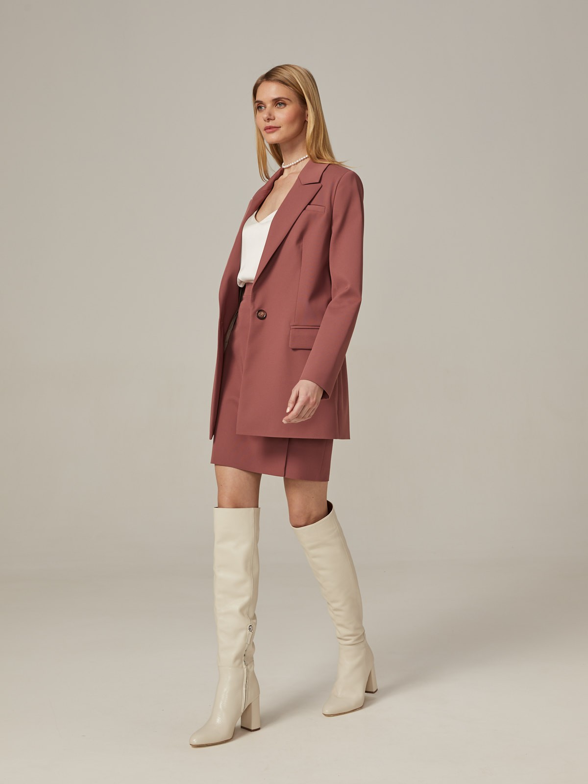 Удлиненный однобортный жакетс плечевыми накладками. Крой oversize дает отсылку к стилю мужского пиджака. Модель полуприталенного силуэта подчеркивает женственность фигуры. Жакет можно сочетать с брюками в тон, узкой юбкой или джинсами.
Цветомодели кэмел и терракотовый на 35% выполнены из переработанного пластика.

На модели размер XS