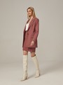 Удлиненный однобортный жакетс плечевыми накладками. Крой oversize дает отсылку к стилю мужского пиджака. Модель полуприталенного силуэта подчеркивает женственность фигуры. Жакет можно сочетать с брюками в тон, узкой юбкой или джинсами.
Цветомодели кэмел и терракотовый на 35% выполнены из переработанного пластика.

На модели размер XS