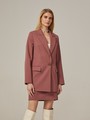Удлиненный однобортный жакетс плечевыми накладками. Крой oversize дает отсылку к стилю мужского пиджака. Модель полуприталенного силуэта подчеркивает женственность фигуры. Жакет можно сочетать с брюками в тон, узкой юбкой или джинсами.
Цветомодели кэмел и терракотовый на 35% выполнены из переработанного пластика.

На модели размер XS