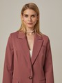 Удлиненный однобортный жакетс плечевыми накладками. Крой oversize дает отсылку к стилю мужского пиджака. Модель полуприталенного силуэта подчеркивает женственность фигуры. Жакет можно сочетать с брюками в тон, узкой юбкой или джинсами.
Цветомодели кэмел и терракотовый на 35% выполнены из переработанного пластика.

На модели размер XS