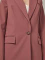 Удлиненный однобортный жакетс плечевыми накладками. Крой oversize дает отсылку к стилю мужского пиджака. Модель полуприталенного силуэта подчеркивает женственность фигуры. Жакет можно сочетать с брюками в тон, узкой юбкой или джинсами.
Цветомодели кэмел и терракотовый на 35% выполнены из переработанного пластика.

На модели размер XS