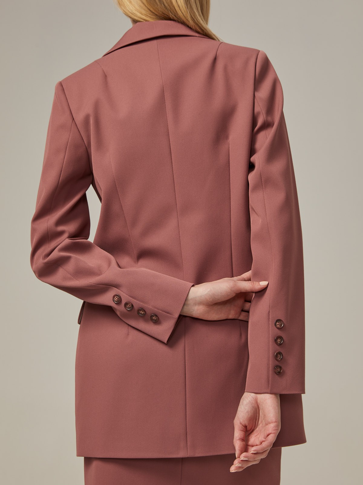 Удлиненный однобортный жакетс плечевыми накладками. Крой oversize дает отсылку к стилю мужского пиджака. Модель полуприталенного силуэта подчеркивает женственность фигуры. Жакет можно сочетать с брюками в тон, узкой юбкой или джинсами.
Цветомодели кэмел и терракотовый на 35% выполнены из переработанного пластика.

На модели размер XS