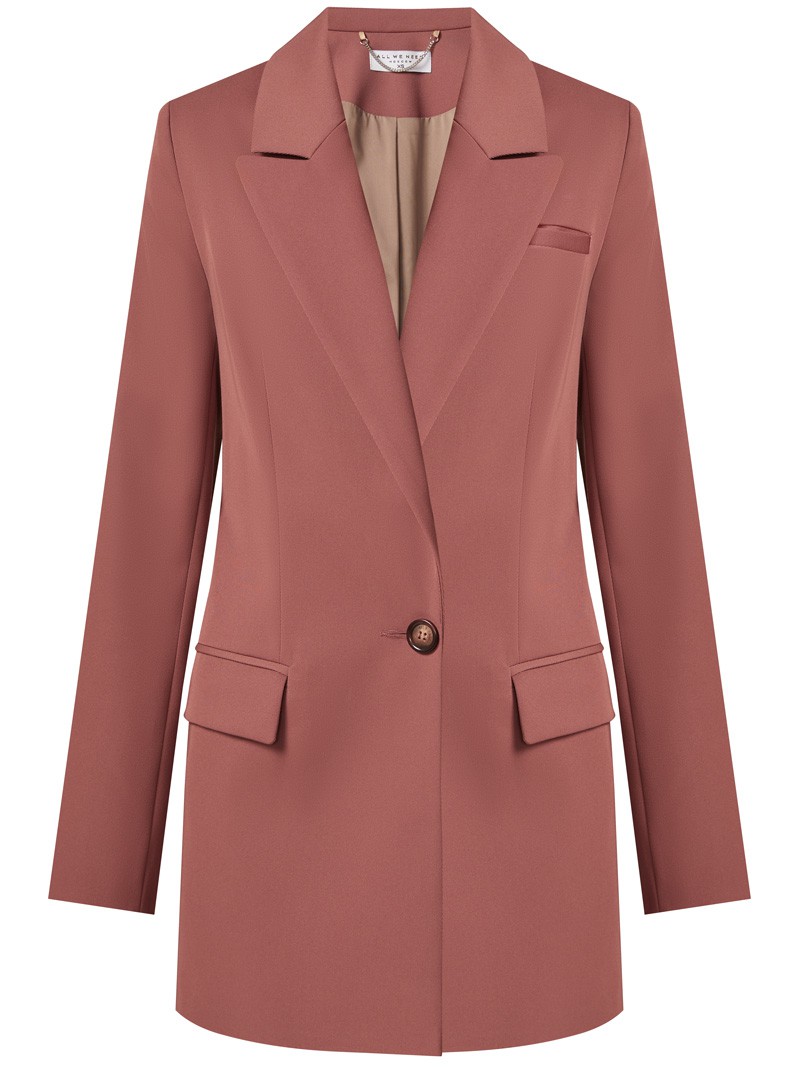 Удлиненный однобортный жакетс плечевыми накладками. Крой oversize дает отсылку к стилю мужского пиджака. Модель полуприталенного силуэта подчеркивает женственность фигуры. Жакет можно сочетать с брюками в тон, узкой юбкой или джинсами.
Цветомодели кэмел и терракотовый на 35% выполнены из переработанного пластика.

На модели размер XS