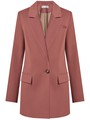 Удлиненный однобортный жакетс плечевыми накладками. Крой oversize дает отсылку к стилю мужского пиджака. Модель полуприталенного силуэта подчеркивает женственность фигуры. Жакет можно сочетать с брюками в тон, узкой юбкой или джинсами.
Цветомодели кэмел и терракотовый на 35% выполнены из переработанного пластика.

На модели размер XS