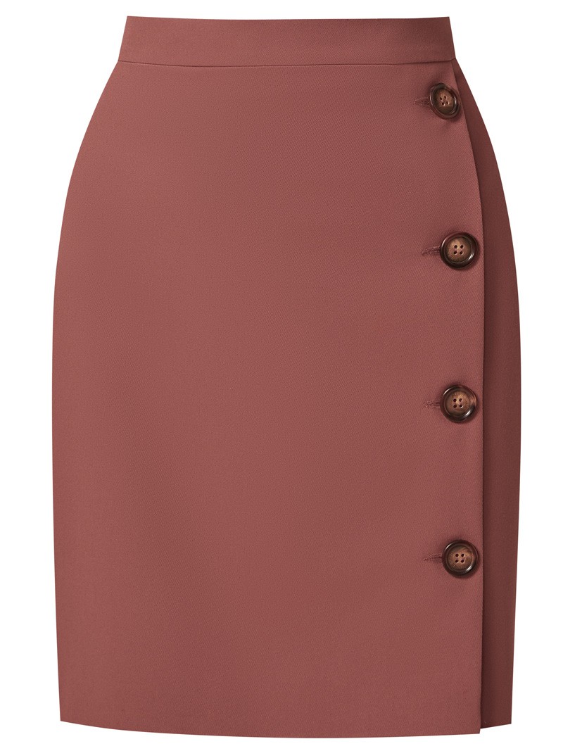 Прямая юбка длины мини на высокой посадке. модель дополнена 4 декоративными пуговицами по левому боку. Верхний срез обработан отрезным поясом.
Цветомодели кэмел и терракотовый на 35% выполнены из переработанного пластика.

На модели размер XS

