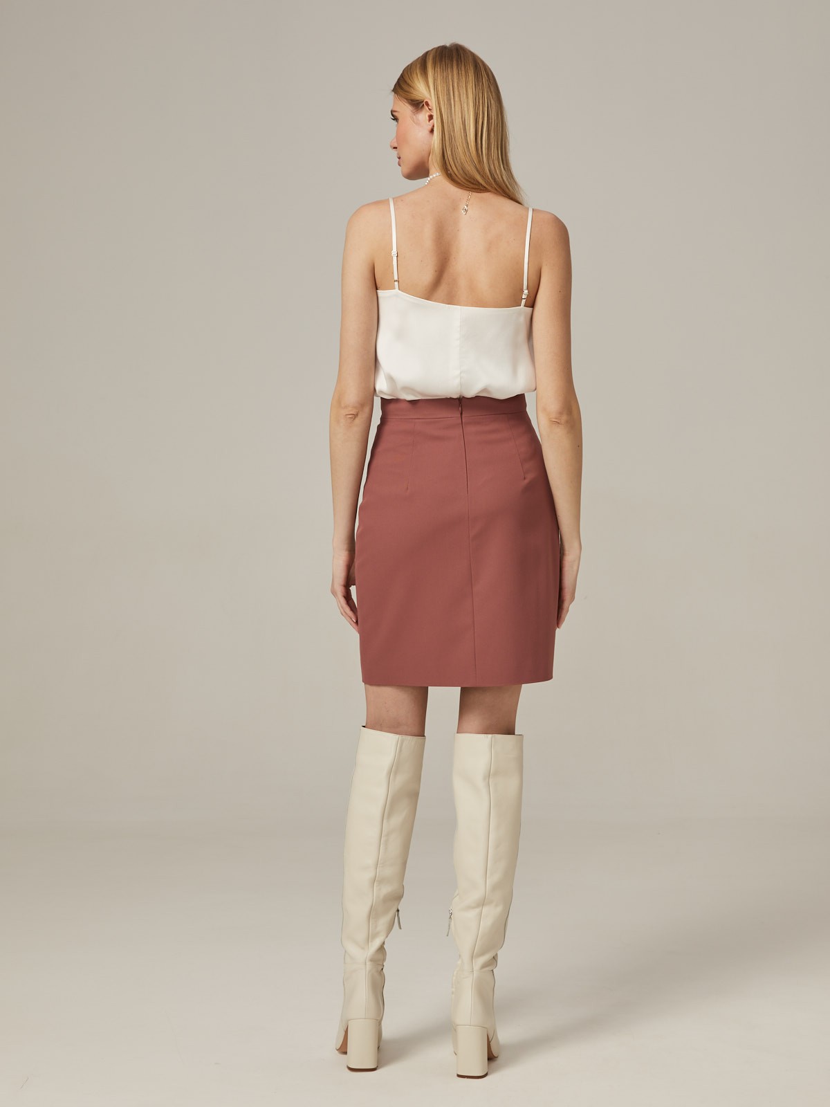 Прямая юбка длины мини на высокой посадке. модель дополнена 4 декоративными пуговицами по левому боку. Верхний срез обработан отрезным поясом.
Цветомодели кэмел и терракотовый на 35% выполнены из переработанного пластика.

На модели размер XS

