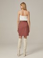 Прямая юбка длины мини на высокой посадке. модель дополнена 4 декоративными пуговицами по левому боку. Верхний срез обработан отрезным поясом.
Цветомодели кэмел и терракотовый на 35% выполнены из переработанного пластика.

На модели размер XS


