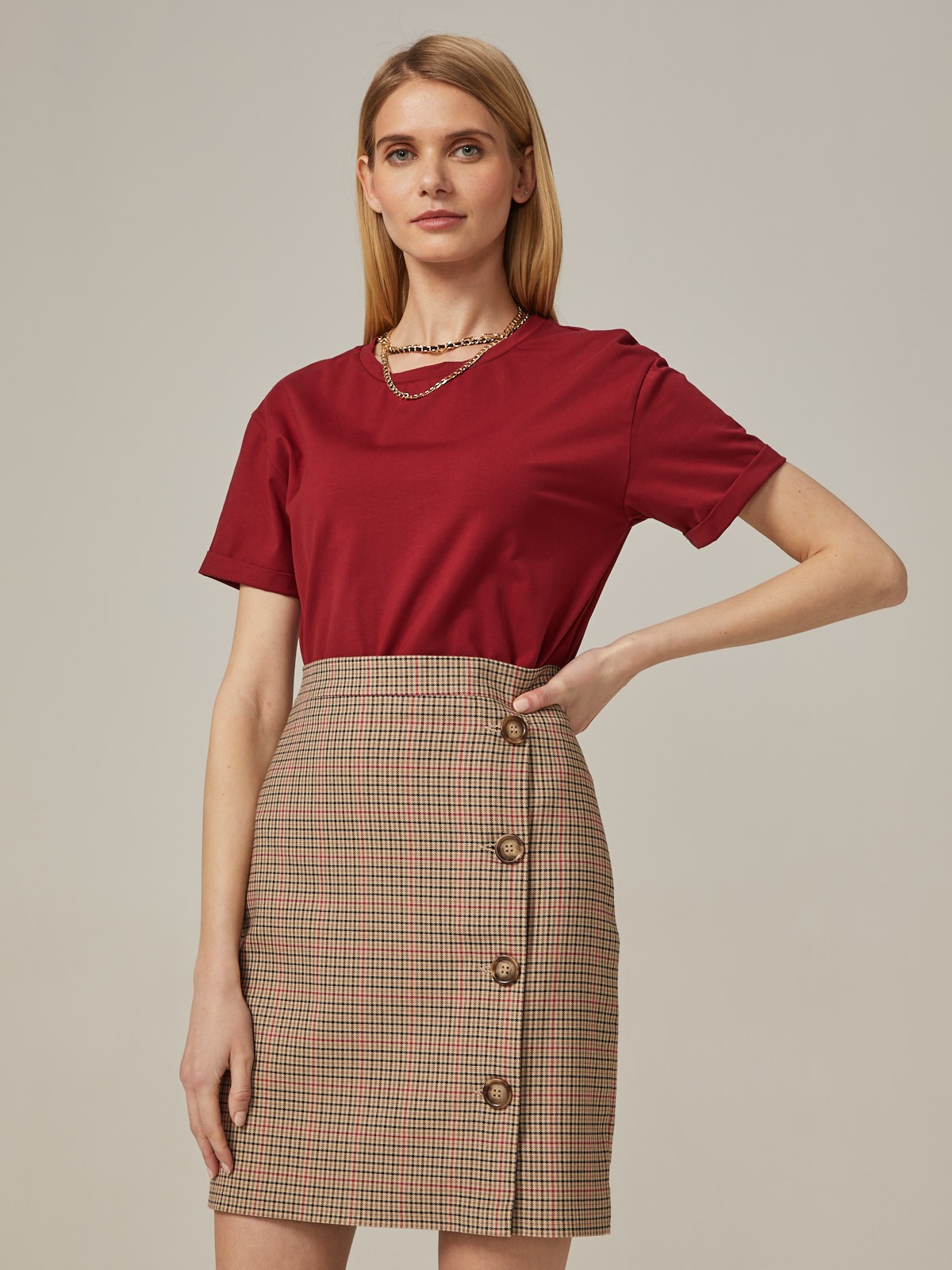 Прямая юбка длины мини на высокой посадке. модель дополнена 4 декоративными пуговицами по левому боку. Верхний срез обработан отрезным поясом.
Цветомодели кэмел и терракотовый на 35% выполнены из переработанного пластика.

На модели размер XS

