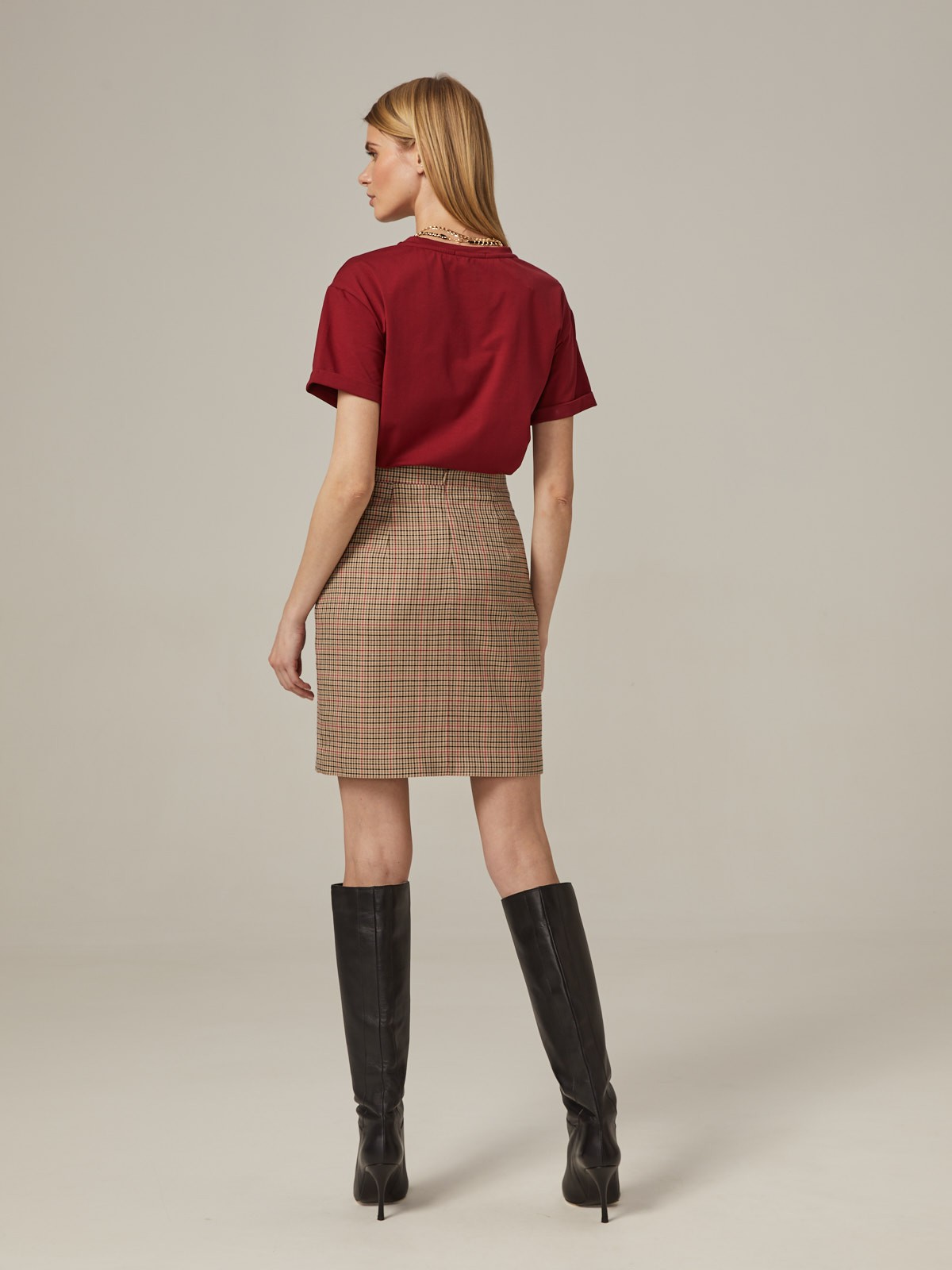 Прямая юбка длины мини на высокой посадке. модель дополнена 4 декоративными пуговицами по левому боку. Верхний срез обработан отрезным поясом.
Цветомодели кэмел и терракотовый на 35% выполнены из переработанного пластика.

На модели размер XS

