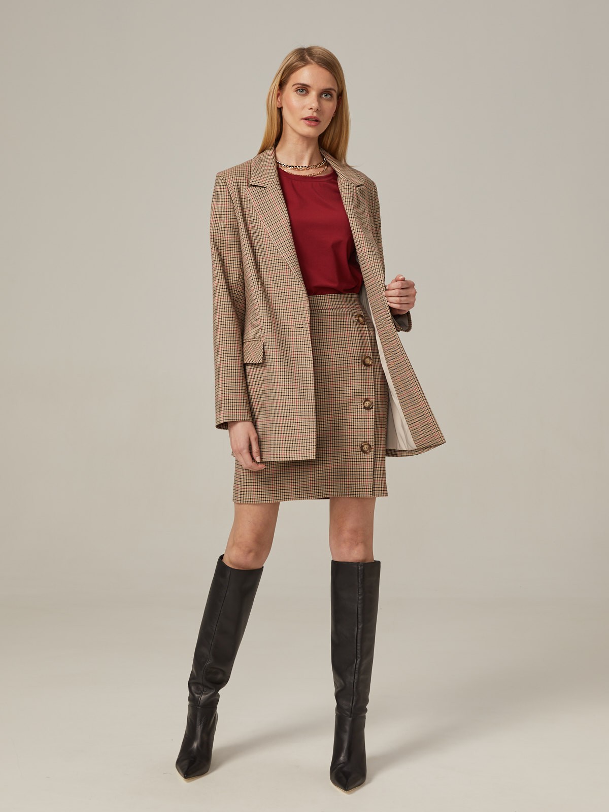 Прямая юбка длины мини на высокой посадке. модель дополнена 4 декоративными пуговицами по левому боку. Верхний срез обработан отрезным поясом.
Цветомодели кэмел и терракотовый на 35% выполнены из переработанного пластика.

На модели размер XS

