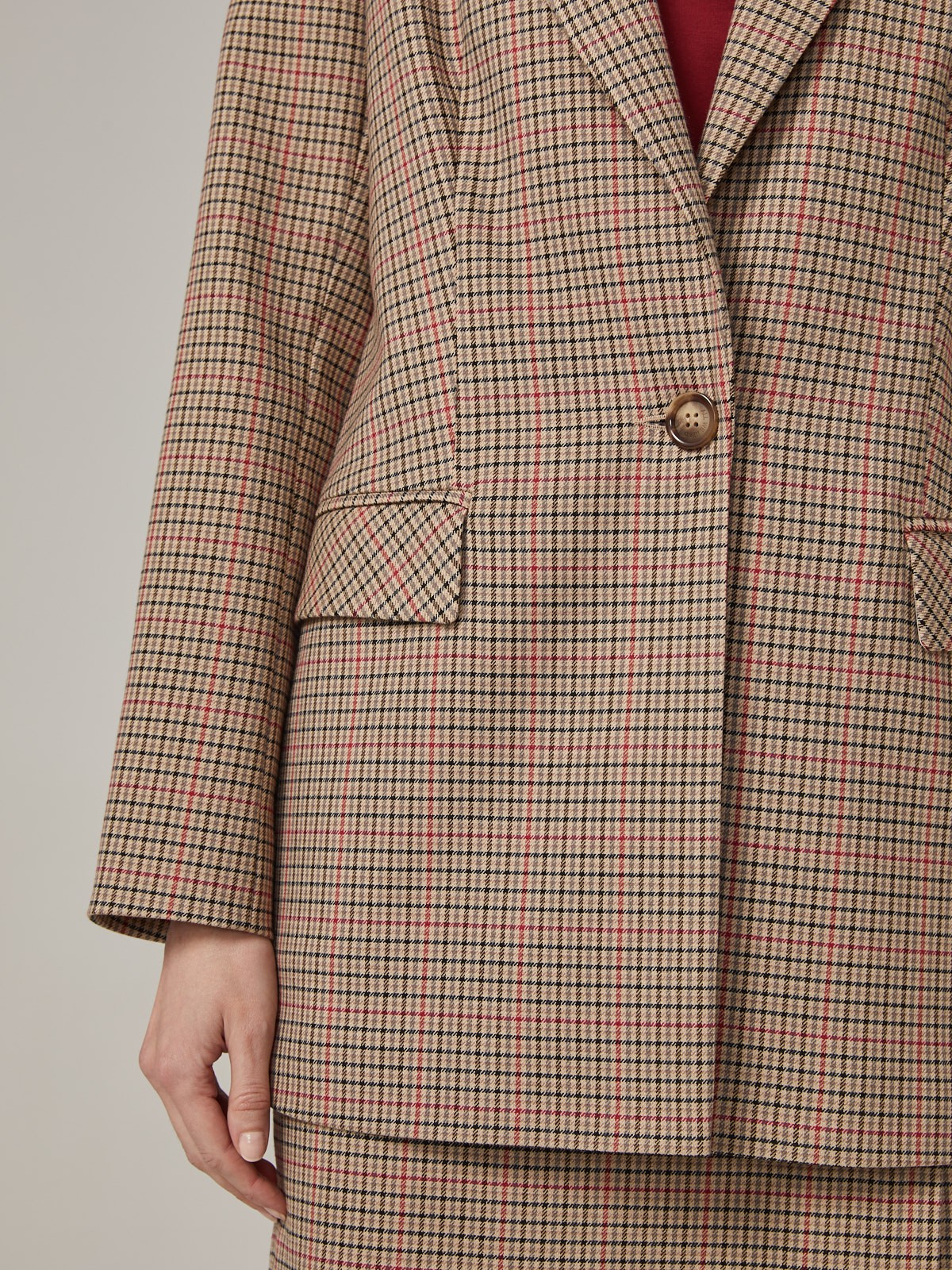 Удлиненный однобортный жакетс плечевыми накладками. Крой oversize дает отсылку к стилю мужского пиджака. Модель полуприталенного силуэта подчеркивает женственность фигуры. Жакет можно сочетать с брюками в тон, узкой юбкой или джинсами.
Цветомодели кэмел и терракотовый на 35% выполнены из переработанного пластика.

На модели размер XS