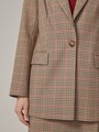 Удлиненный однобортный жакетс плечевыми накладками. Крой oversize дает отсылку к стилю мужского пиджака. Модель полуприталенного силуэта подчеркивает женственность фигуры. Жакет можно сочетать с брюками в тон, узкой юбкой или джинсами.
Цветомодели кэмел и терракотовый на 35% выполнены из переработанного пластика.

На модели размер XS