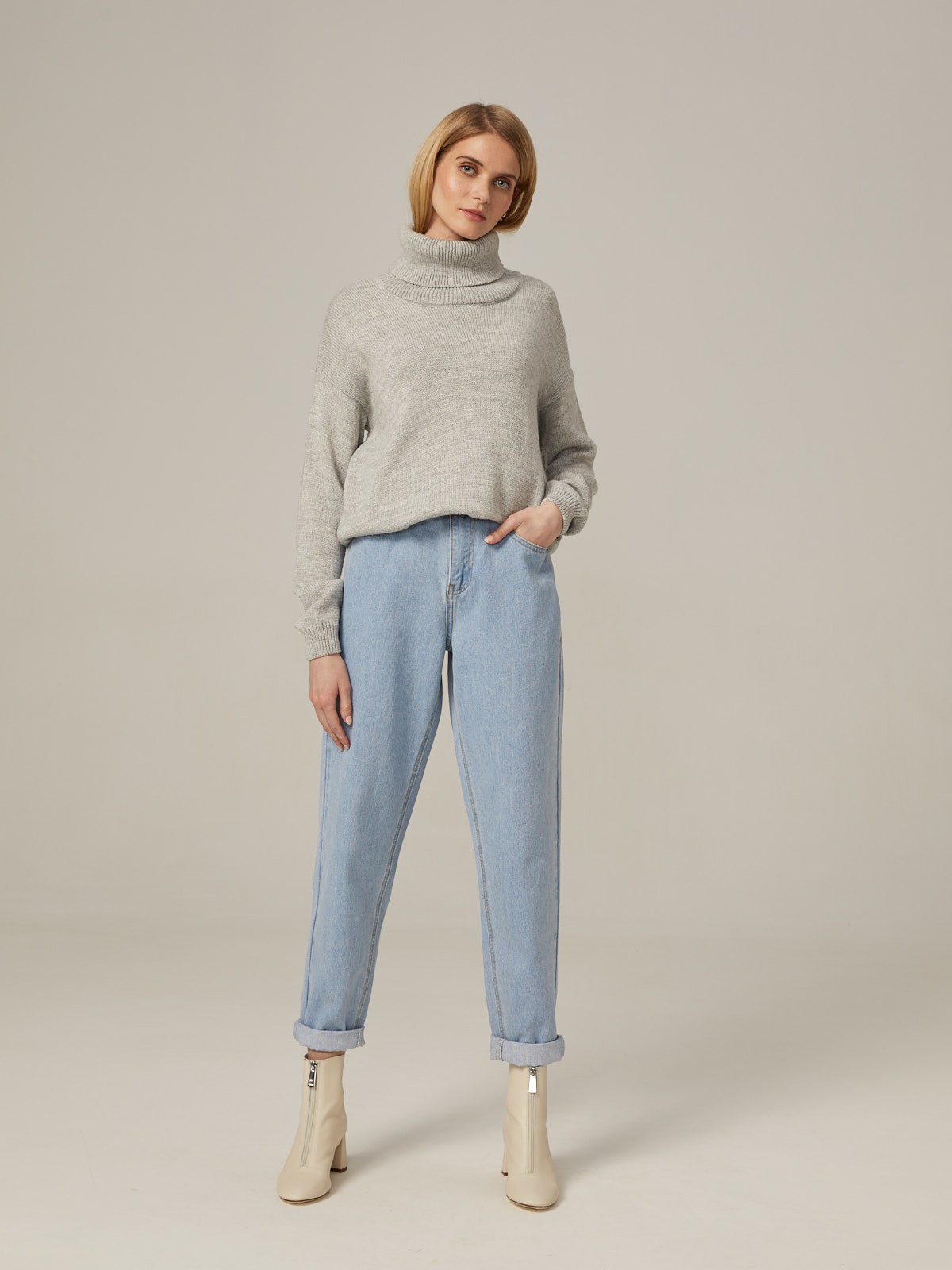 Свитер oversize с высоким воротом, цвет: светло-серый Allweneed Свитер oversize свободного кроя. Модель дополнена высоким воротом и резинками на рукавах и внизу. Сочетайте свитер с джинсами и брюками, заправляя край спереди, чтобы подчеркнуть талию и создать немного небрежный образ.
На модели размер one size