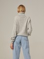 Свитер oversize с высоким воротом, цвет: светло-серый Allweneed Свитер oversize свободного кроя. Модель дополнена высоким воротом и резинками на рукавах и внизу. Сочетайте свитер с джинсами и брюками, заправляя край спереди, чтобы подчеркнуть талию и создать немного небрежный образ.
На модели размер one size
