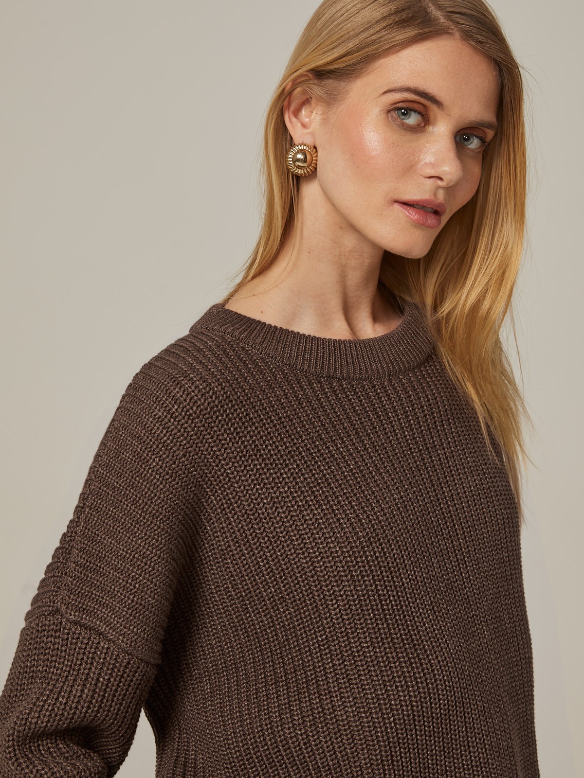 Хлопковый свитер крупной вязки с круглым вырезом. В нем удобно и уютно, его обладательница будет выглядеть как никогда женственно и изящно. Нежный хлопок дышит и позволяет поддерживать оптимальный температурный режим.

На модели размер one size