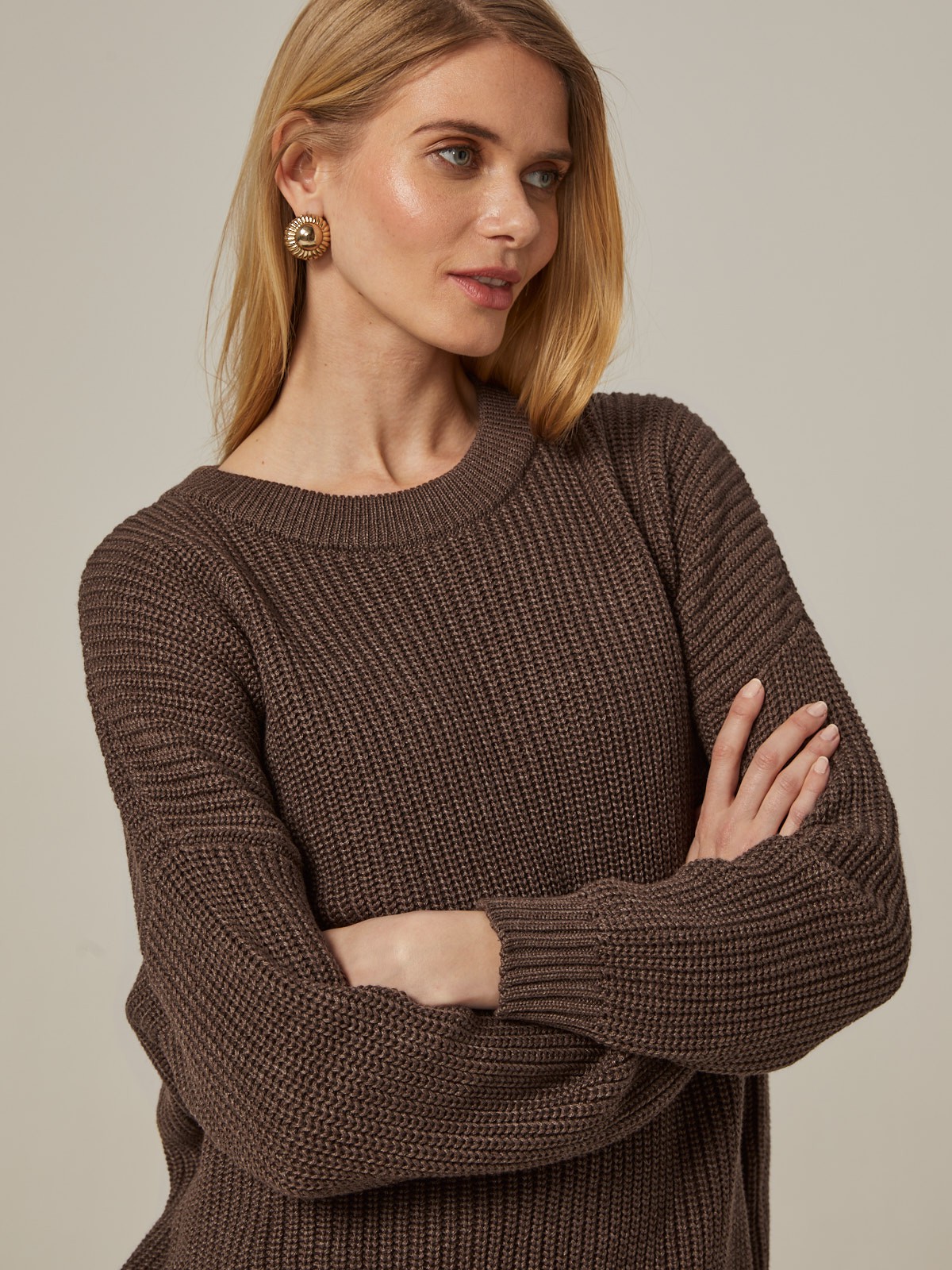 Хлопковый свитер крупной вязки с круглым вырезом. В нем удобно и уютно, его обладательница будет выглядеть как никогда женственно и изящно. Нежный хлопок дышит и позволяет поддерживать оптимальный температурный режим.

На модели размер one size