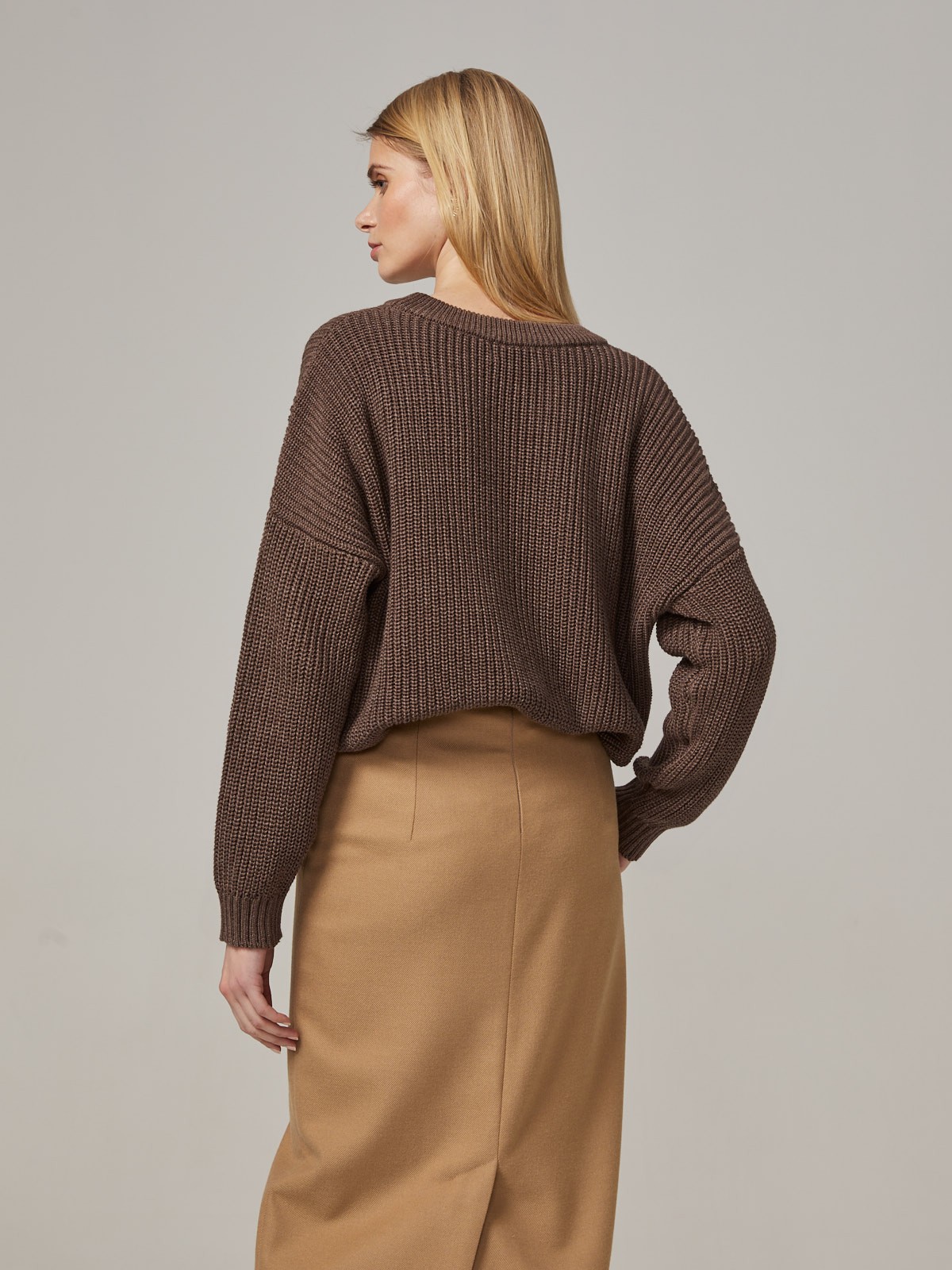 Хлопковый свитер крупной вязки с круглым вырезом. В нем удобно и уютно, его обладательница будет выглядеть как никогда женственно и изящно. Нежный хлопок дышит и позволяет поддерживать оптимальный температурный режим.

На модели размер one size