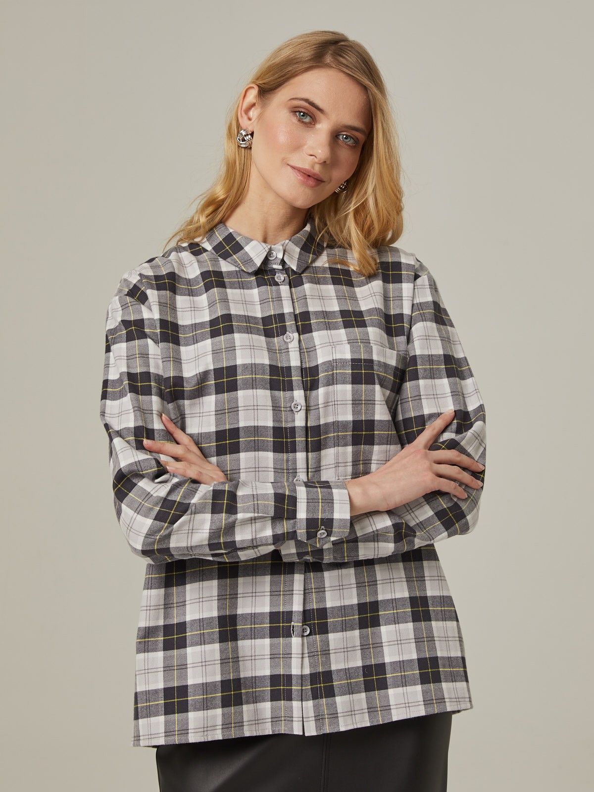 Рубашка свободного кроя со спущенным плечом. Модель дополнена нагрудным карманом, воротником-стойкой и манжетами на рукавах. Рубашку можно носить как с джинсами для повседневного образа, так и со строгими брюками.

На модели размер XS