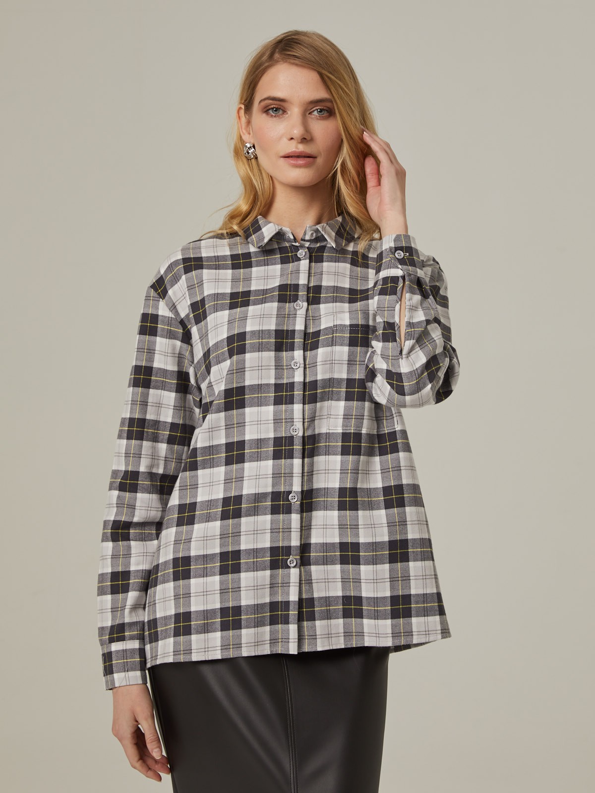 Рубашка свободного кроя со спущенным плечом. Модель дополнена нагрудным карманом, воротником-стойкой и манжетами на рукавах. Рубашку можно носить как с джинсами для повседневного образа, так и со строгими брюками.

На модели размер XS