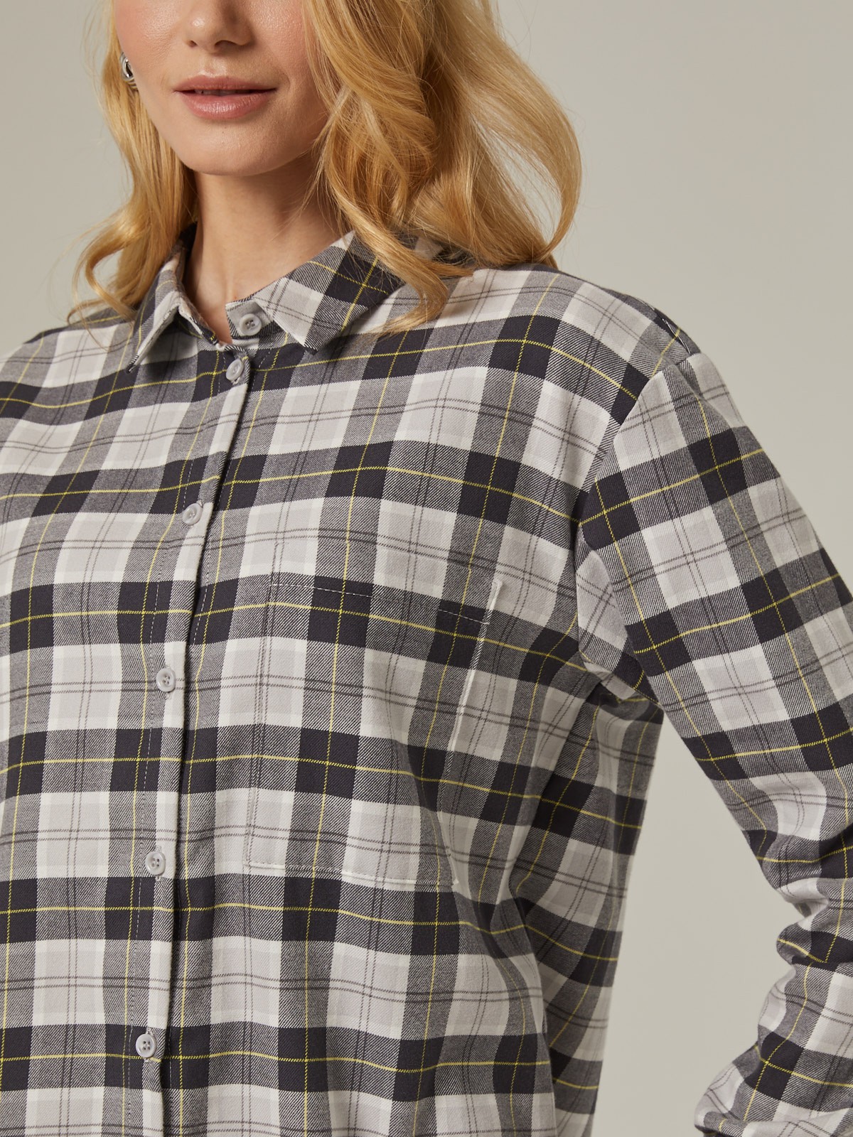 Рубашка свободного кроя со спущенным плечом. Модель дополнена нагрудным карманом, воротником-стойкой и манжетами на рукавах. Рубашку можно носить как с джинсами для повседневного образа, так и со строгими брюками.

На модели размер XS