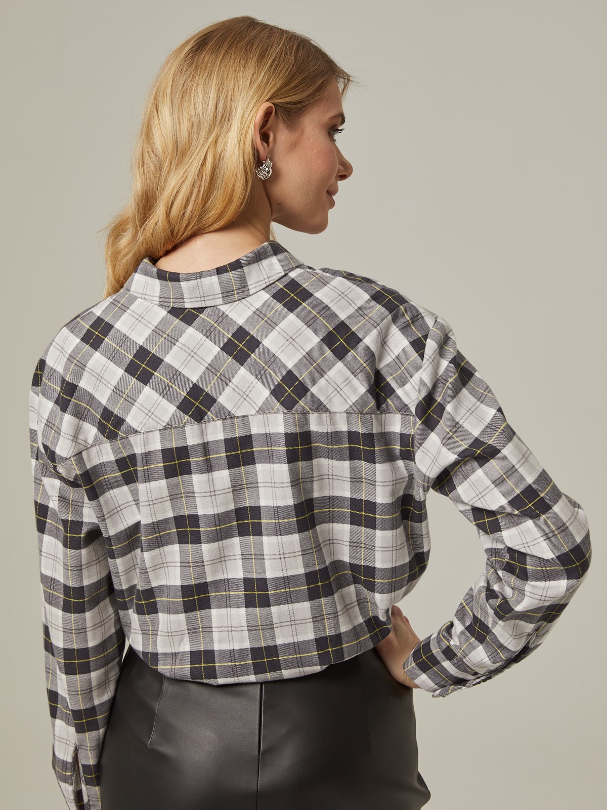 Рубашка свободного кроя со спущенным плечом. Модель дополнена нагрудным карманом, воротником-стойкой и манжетами на рукавах. Рубашку можно носить как с джинсами для повседневного образа, так и со строгими брюками.

На модели размер XS