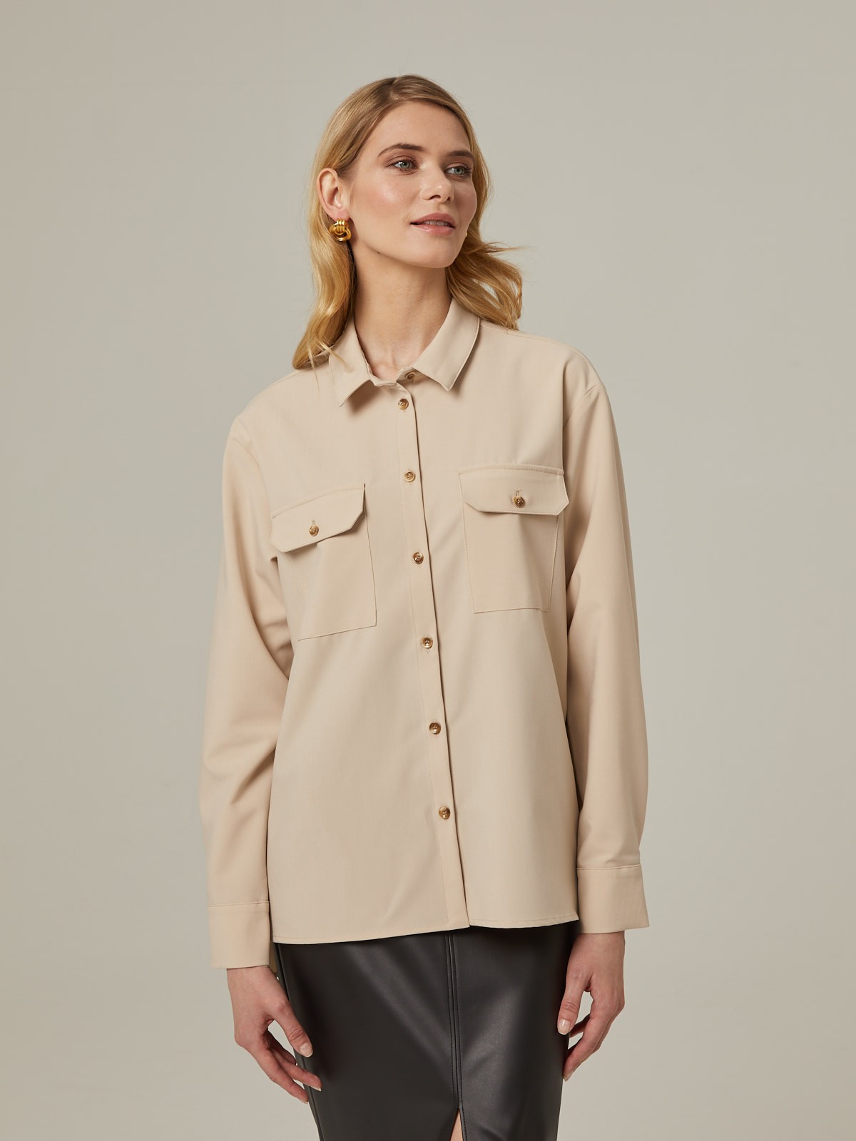 Хлопковая рубашка свободного кроя с удлиненной спинкой бестселлер базовой коллекции. Дополнена накладными карманами с клапанами на груди и разрезами по бокам. Актуальный силуэт как будто Вы украли ее у бойфренда идеален для создания расслабленных и деловых образов. В базовой весенней капсуле мы выпустили ее в 5оттенках.

На модели размер XS