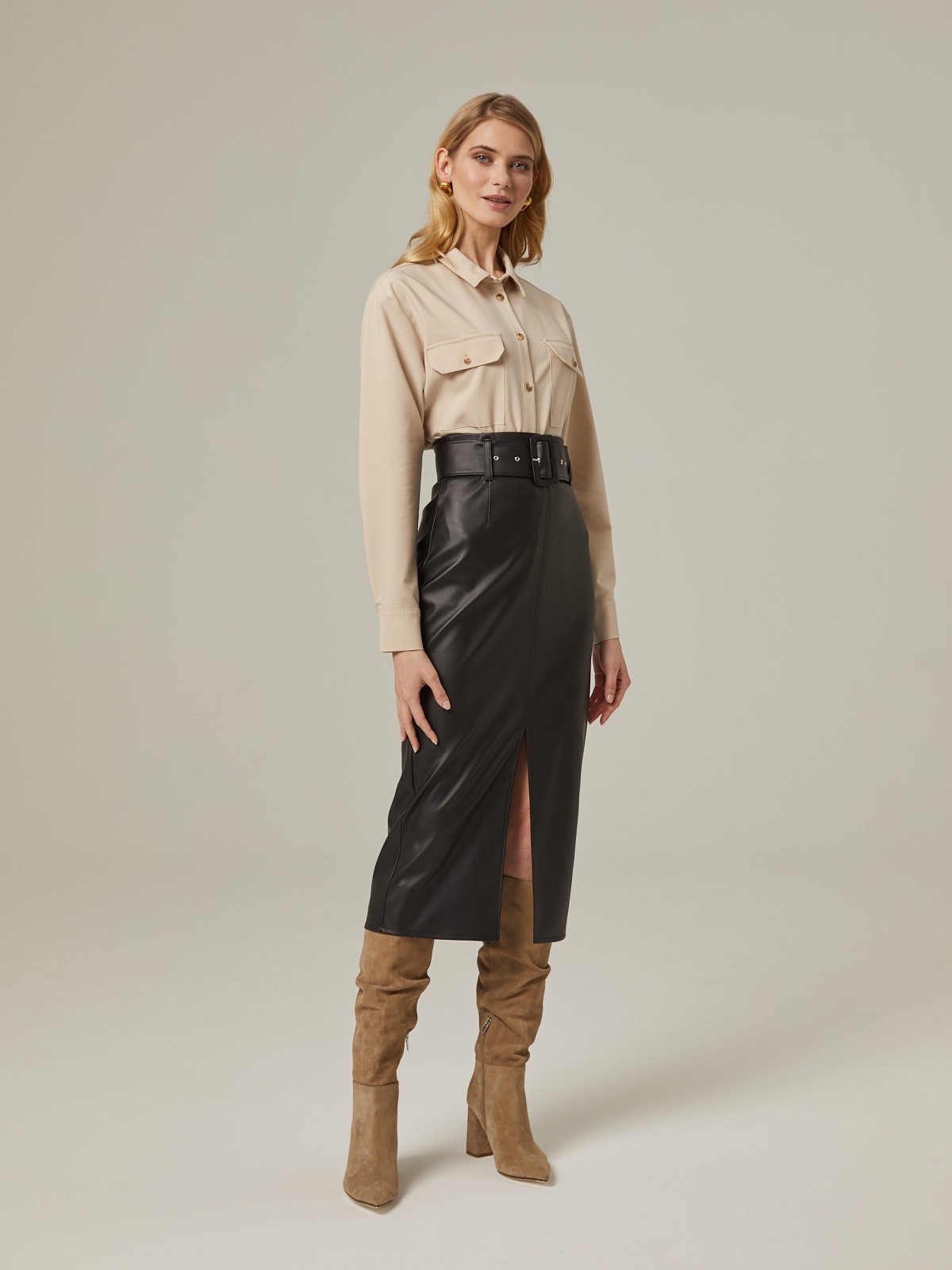 Хлопковая рубашка свободного кроя с удлиненной спинкой бестселлер базовой коллекции. Дополнена накладными карманами с клапанами на груди и разрезами по бокам. Актуальный силуэт как будто Вы украли ее у бойфренда идеален для создания расслабленных и деловых образов. В базовой весенней капсуле мы выпустили ее в 5оттенках.

На модели размер XS