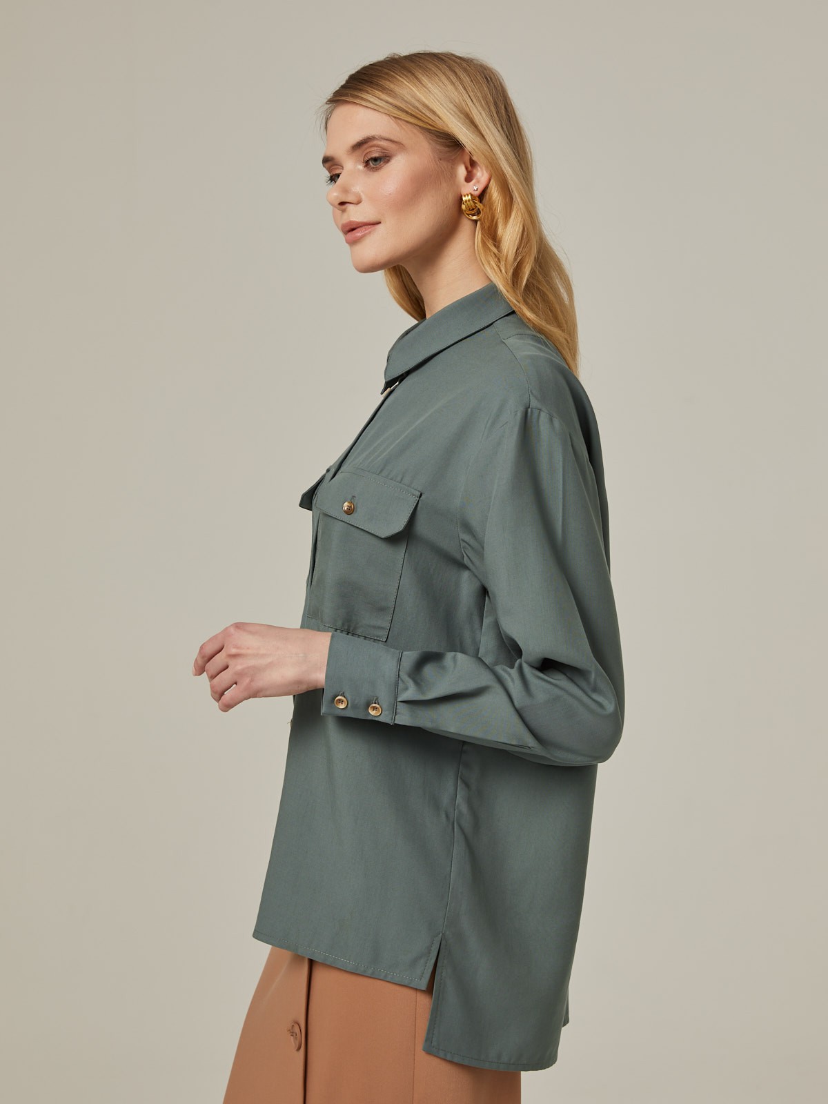 Рубашка свободного кроя со спущенным плечом, цвет: оливковый Allweneed Хлопковая рубашка свободного кроя с удлиненной спинкой бестселлер базовой коллекции. Дополнена накладными карманами с клапанами на груди и разрезами по бокам. Актуальный силуэт как будто Вы украли ее у бойфренда идеален для создания расслабленных и деловых образов. В базовой весенней капсуле мы выпустили ее в 5оттенках.
На модели размер XS