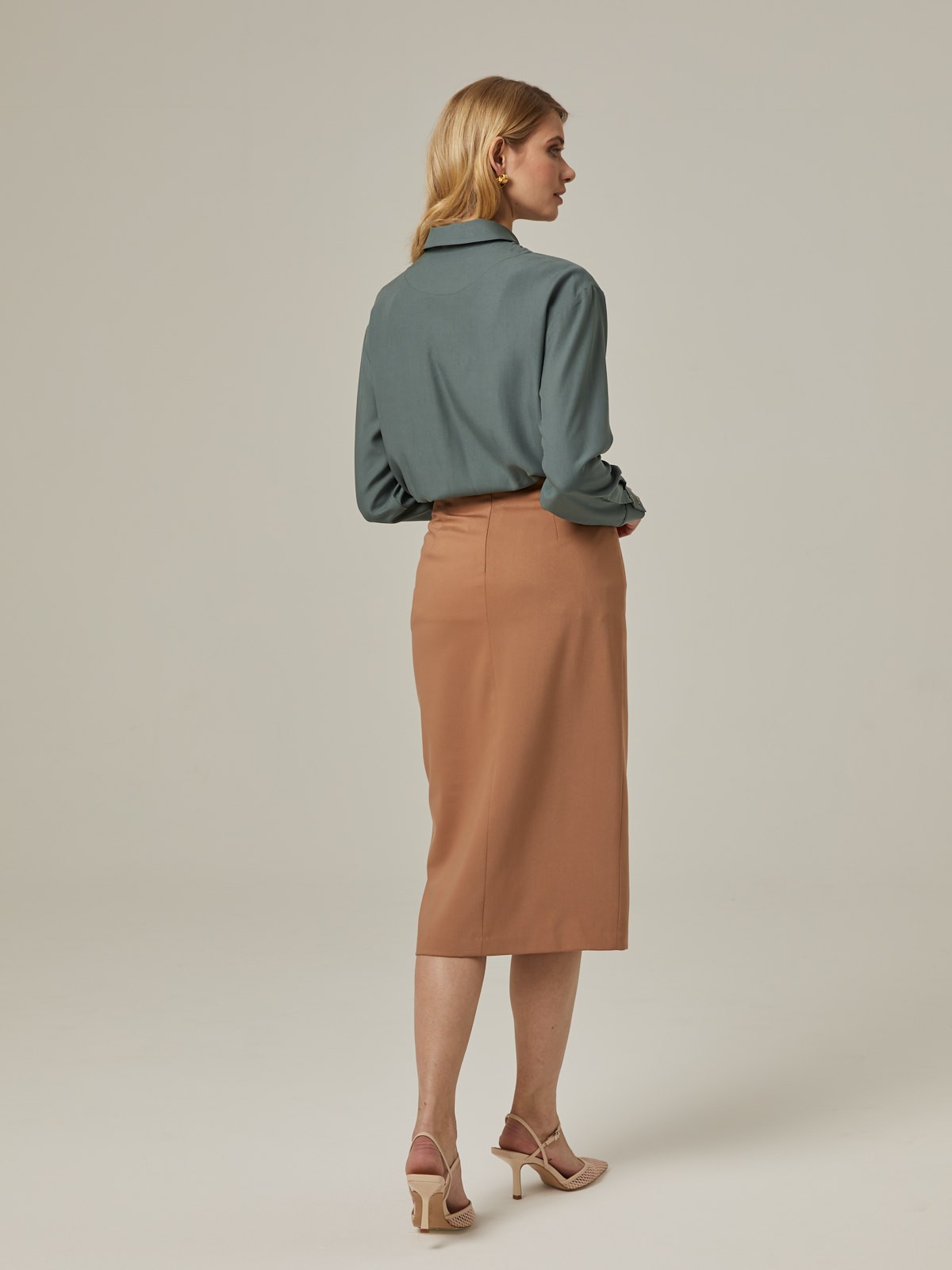 Рубашка свободного кроя со спущенным плечом, цвет: оливковый Allweneed Хлопковая рубашка свободного кроя с удлиненной спинкой бестселлер базовой коллекции. Дополнена накладными карманами с клапанами на груди и разрезами по бокам. Актуальный силуэт как будто Вы украли ее у бойфренда идеален для создания расслабленных и деловых образов. В базовой весенней капсуле мы выпустили ее в 5оттенках.
На модели размер XS