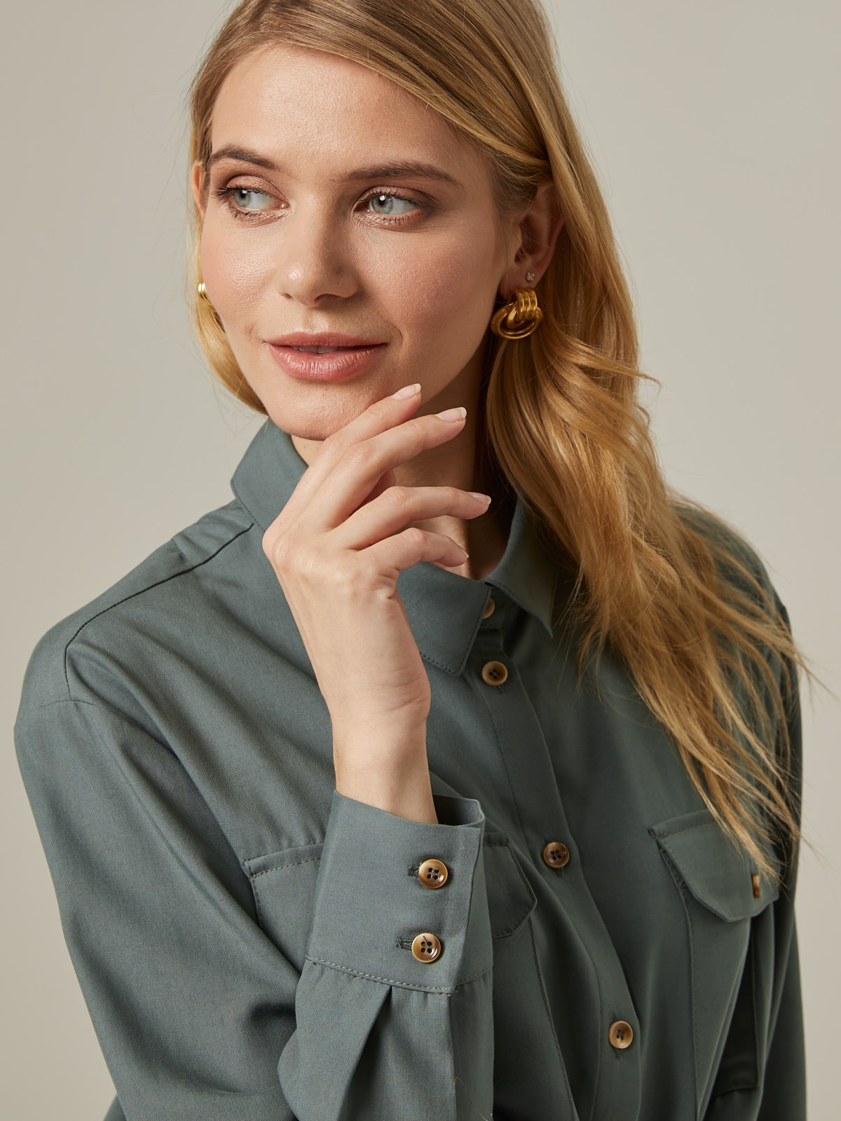 Рубашка свободного кроя со спущенным плечом, цвет: оливковый Allweneed Хлопковая рубашка свободного кроя с удлиненной спинкой бестселлер базовой коллекции. Дополнена накладными карманами с клапанами на груди и разрезами по бокам. Актуальный силуэт как будто Вы украли ее у бойфренда идеален для создания расслабленных и деловых образов. В базовой весенней капсуле мы выпустили ее в 5оттенках.
На модели размер XS