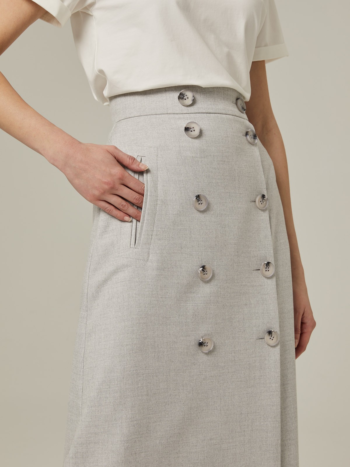 Двубортная юбка, расширенная к низу, с отрезным поясом, застегивающимся на 5 пуговиц и 5 глазковых петель. Юбку можно сочетать как со строгой рубашкой, так и с расслабленной блузой для вечернего выхода.

На модели размер XS