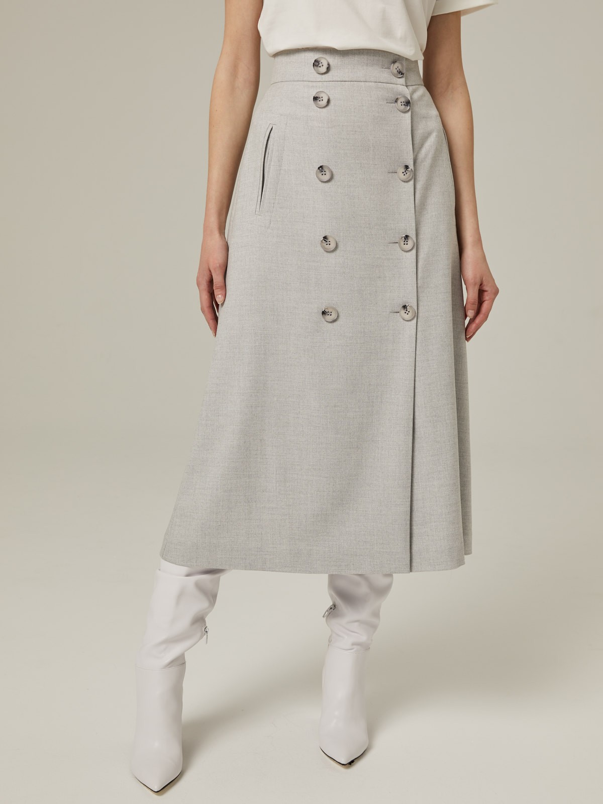 Двубортная юбка, расширенная к низу, с отрезным поясом, застегивающимся на 5 пуговиц и 5 глазковых петель. Юбку можно сочетать как со строгой рубашкой, так и с расслабленной блузой для вечернего выхода.

На модели размер XS