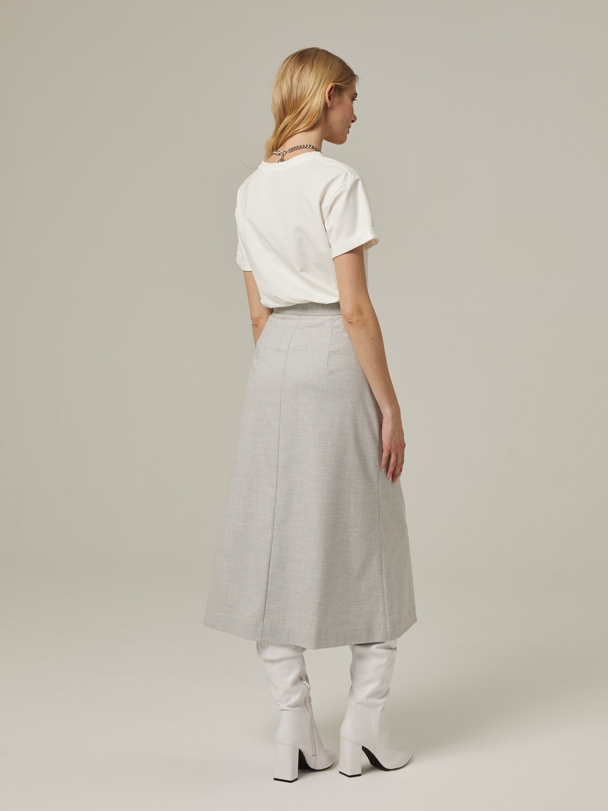 Двубортная юбка, расширенная к низу, с отрезным поясом, застегивающимся на 5 пуговиц и 5 глазковых петель. Юбку можно сочетать как со строгой рубашкой, так и с расслабленной блузой для вечернего выхода.

На модели размер XS