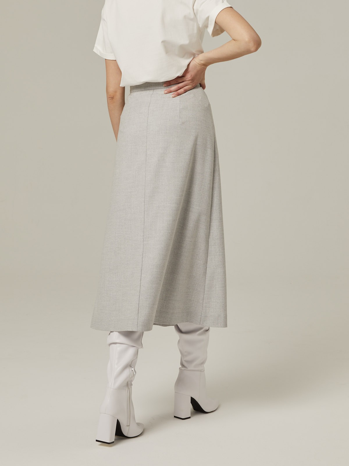 Двубортная юбка, расширенная к низу, с отрезным поясом, застегивающимся на 5 пуговиц и 5 глазковых петель. Юбку можно сочетать как со строгой рубашкой, так и с расслабленной блузой для вечернего выхода.

На модели размер XS