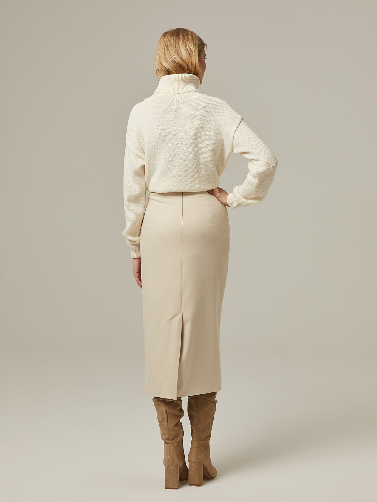 Юбка-карандаш с запАхом длины миди, дополнена карманами-листочками и пуговицей на поясе. Застегивается на потайную молнию на спинку. Сочетайте с объемным верхом: рубашкой бойфренда,блузами с запАхом,футболками, трикотажем и топами в бельевом стиле.

На модели размер XS