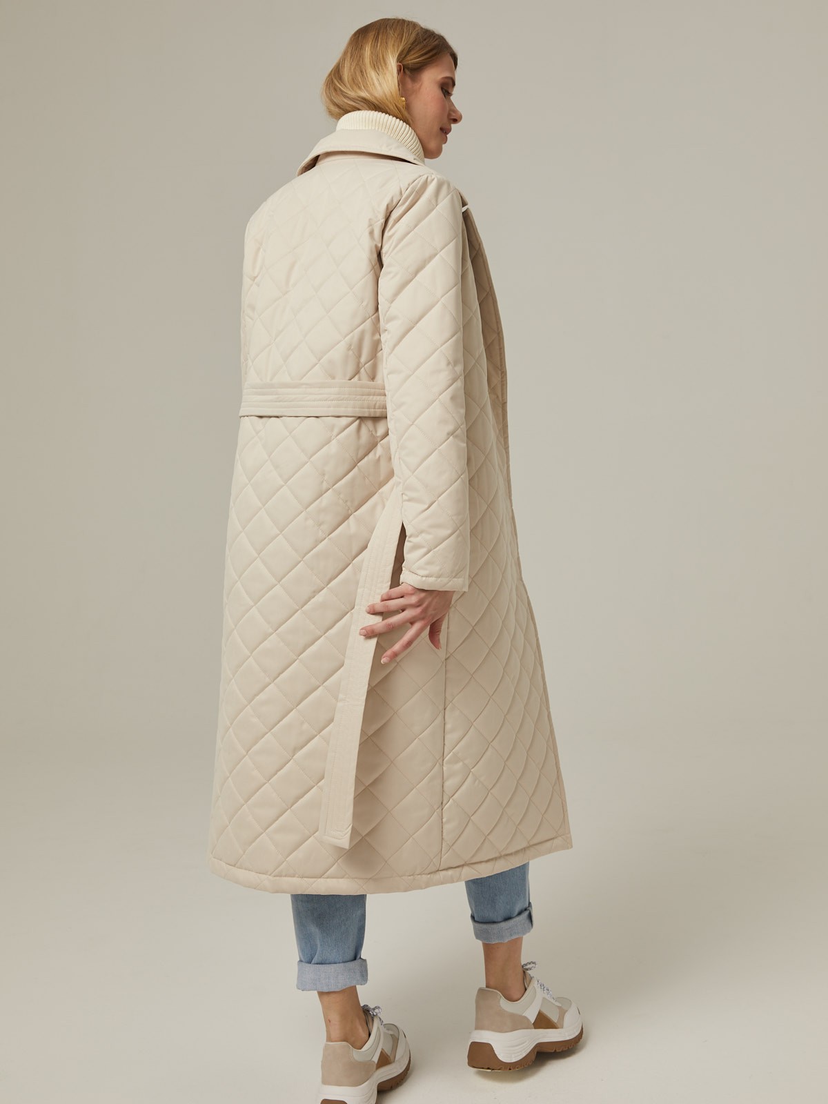 Однобортное стеганое пальто на тонком синтепоне, прямого силуэта. Полочка с центральной бортовой застежкой на 3 пришивные кнопки. Модель дополнена английским воротником и съемным поясом в тон изделия.

Пальто выдержит холод и будет греть вас до -10 градусов.

На модели размер XS