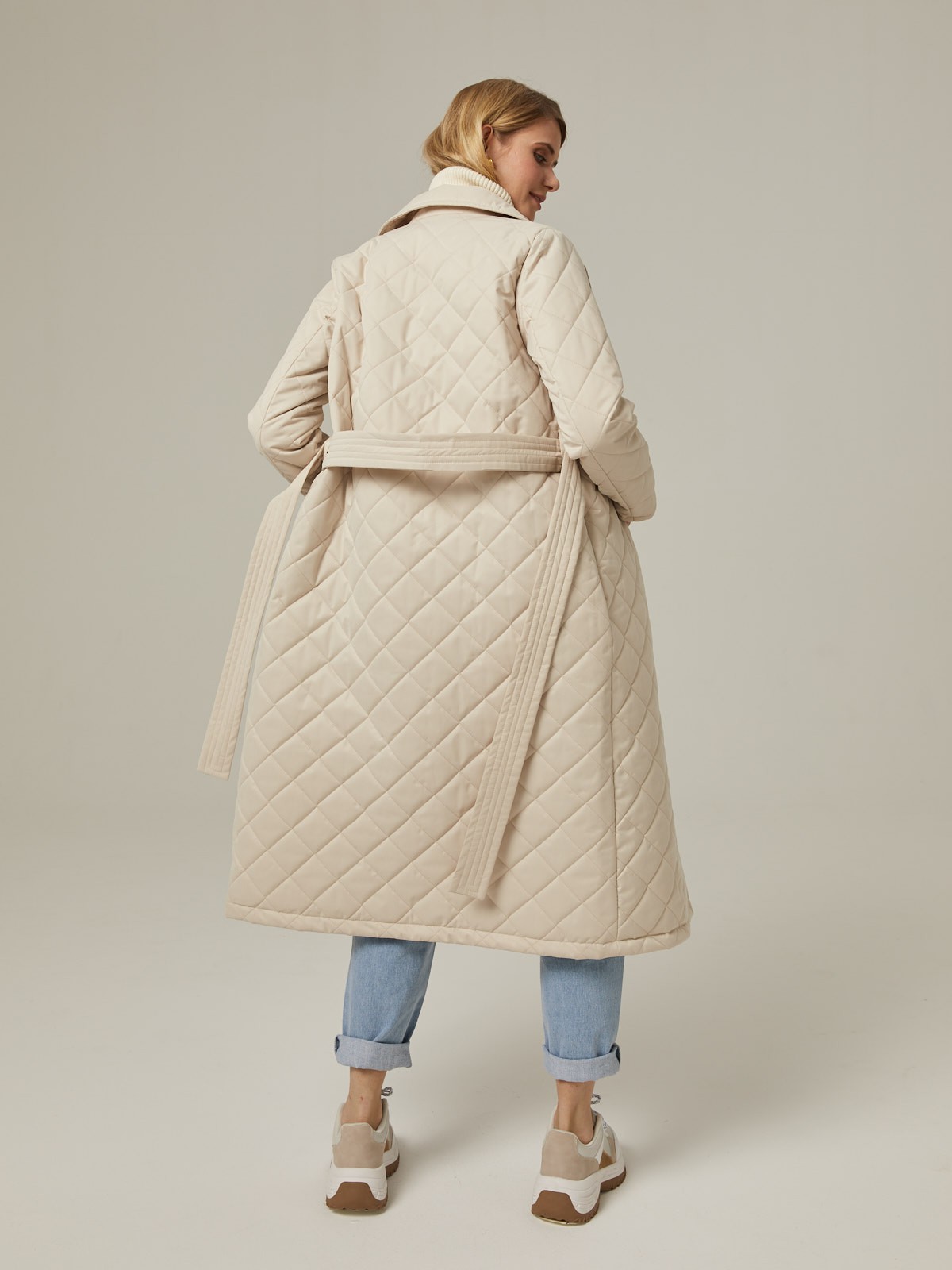 Однобортное стеганое пальто на тонком синтепоне, прямого силуэта. Полочка с центральной бортовой застежкой на 3 пришивные кнопки. Модель дополнена английским воротником и съемным поясом в тон изделия.

Пальто выдержит холод и будет греть вас до -10 градусов.

На модели размер XS