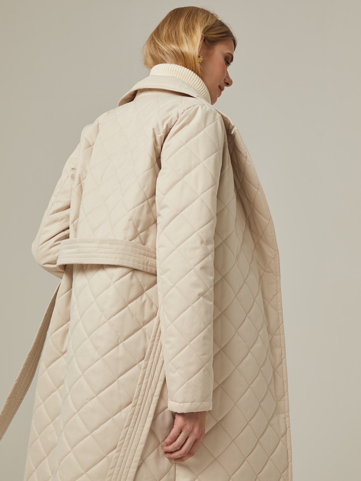 Однобортное стеганое пальто на тонком синтепоне, прямого силуэта. Полочка с центральной бортовой застежкой на 3 пришивные кнопки. Модель дополнена английским воротником и съемным поясом в тон изделия.

Пальто выдержит холод и будет греть вас до -10 градусов.

На модели размер XS