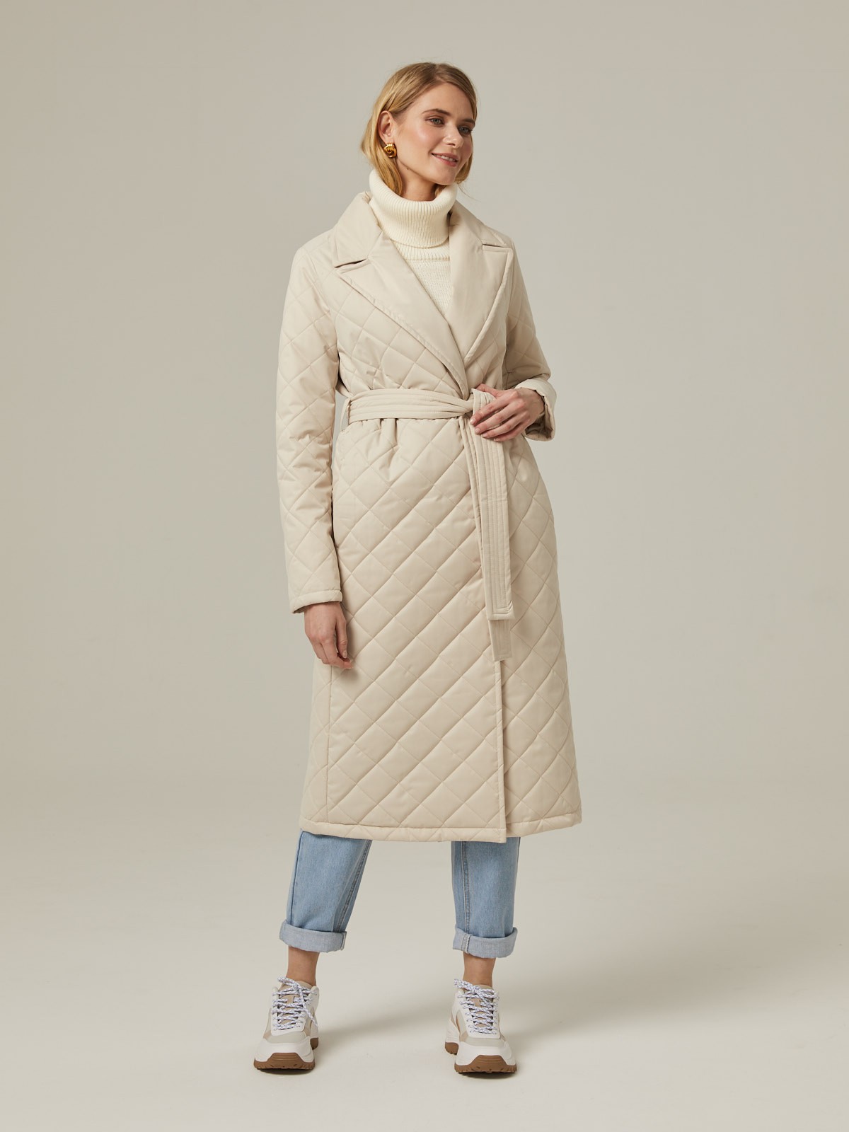 Однобортное стеганое пальто на тонком синтепоне, прямого силуэта. Полочка с центральной бортовой застежкой на 3 пришивные кнопки. Модель дополнена английским воротником и съемным поясом в тон изделия.

Пальто выдержит холод и будет греть вас до -10 градусов.

На модели размер XS