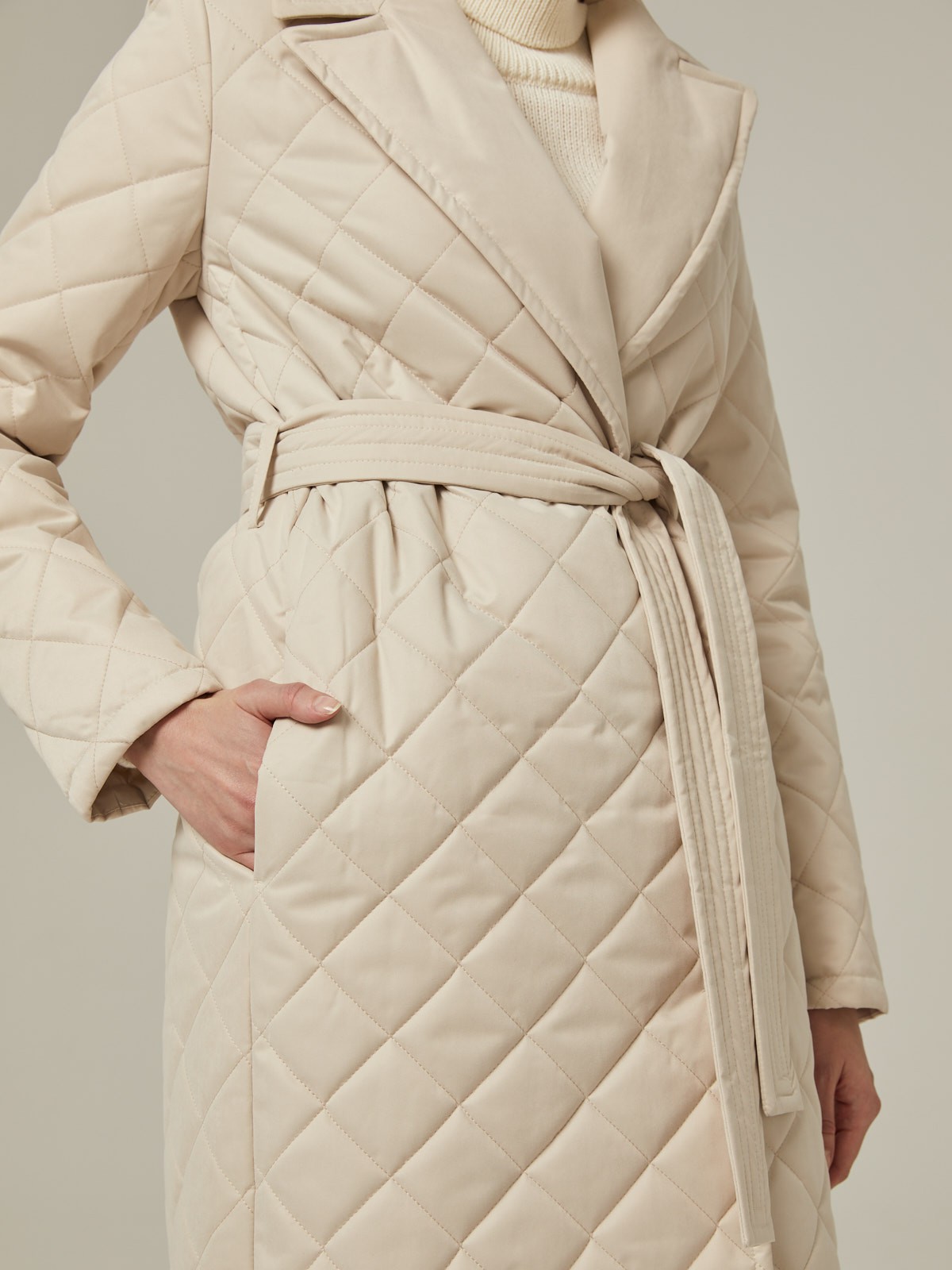 Однобортное стеганое пальто на тонком синтепоне, прямого силуэта. Полочка с центральной бортовой застежкой на 3 пришивные кнопки. Модель дополнена английским воротником и съемным поясом в тон изделия.

Пальто выдержит холод и будет греть вас до -10 градусов.

На модели размер XS