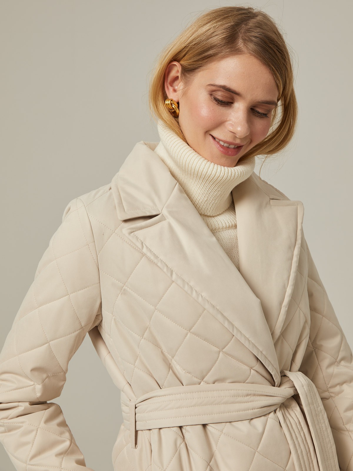 Однобортное стеганое пальто на тонком синтепоне, прямого силуэта. Полочка с центральной бортовой застежкой на 3 пришивные кнопки. Модель дополнена английским воротником и съемным поясом в тон изделия.

Пальто выдержит холод и будет греть вас до -10 градусов.

На модели размер XS