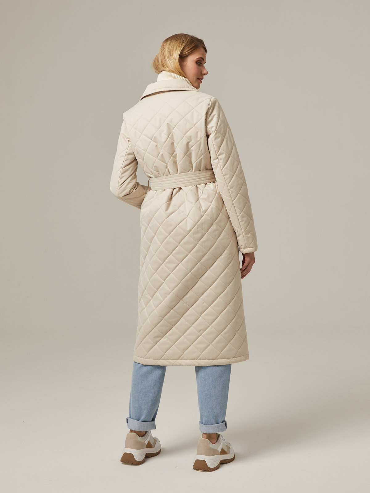 Однобортное стеганое пальто на тонком синтепоне, прямого силуэта. Полочка с центральной бортовой застежкой на 3 пришивные кнопки. Модель дополнена английским воротником и съемным поясом в тон изделия.

Пальто выдержит холод и будет греть вас до -10 градусов.

На модели размер XS