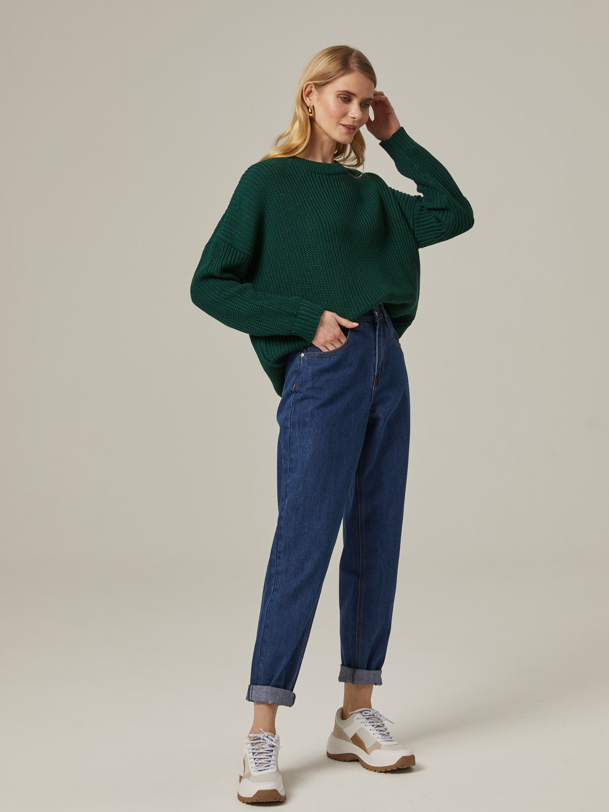 Свитер с круглым вырезом, цвет: темно-зеленый Allweneed Хлопковый свитер крупной вязки с круглым вырезом. В нем удобно и уютно, его обладательница будет выглядеть как никогда женственно и изящно. Нежный хлопок дышит и позволяет поддерживать оптимальный температурный режим.